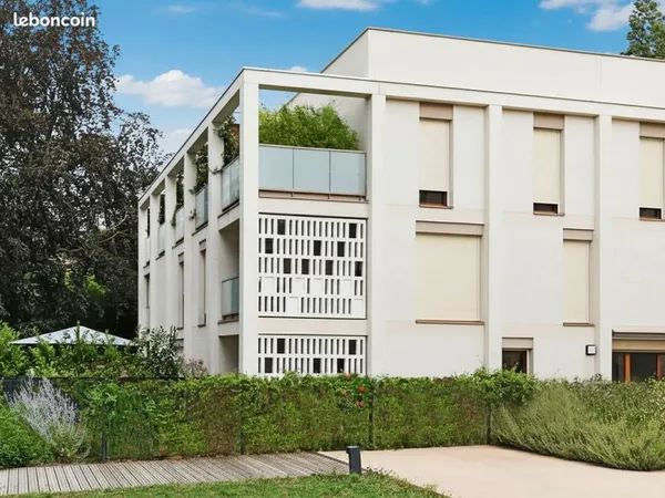 Appartement 3 pièces avec terrasse dans un parc arboré