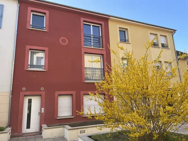 2 Pièces Dans Jolie Copropriété sécurisée à proximité du RE