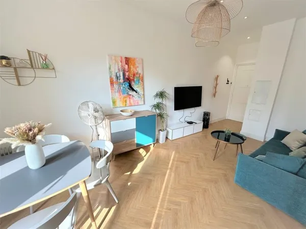 CARRE D'OR STUDIO RENOVE VENDU MEUBLE