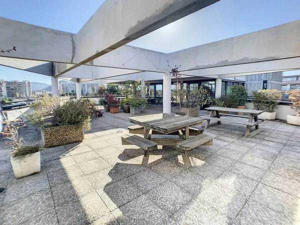 LOCAL COMMERCIAL DERNIER ETAGE