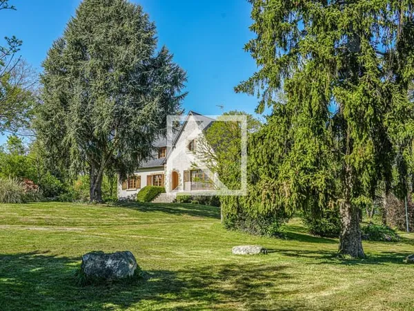 Belle traditionnelle au fort potentiel sur un grand terrain exce
