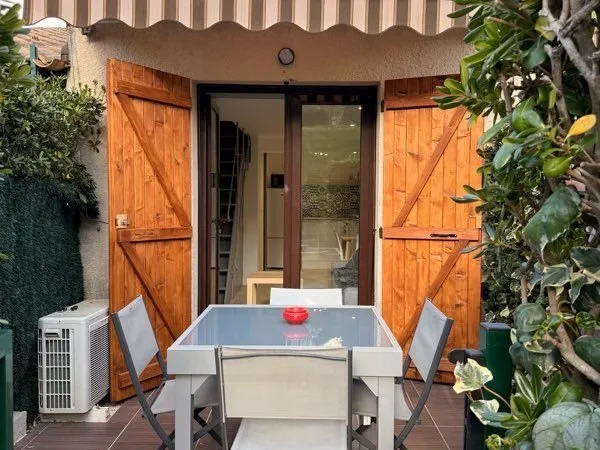 Duplex dans petite villa parking piscine