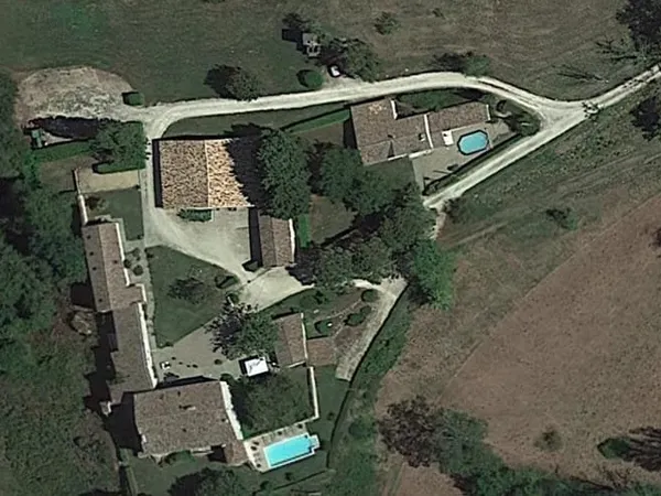 Maison en pierre avec Gîte, chambres d'hôtes et écurie