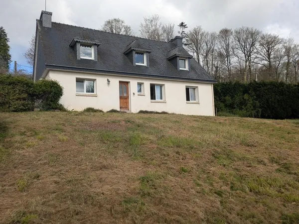 Kernascleden propriété composée d'une maison à usage d'habitation de 6 pièces 178 m² envion un hanga