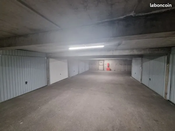 Garage/box à coté de l'arrêt Laurent Bonnevay - Villeurbanne