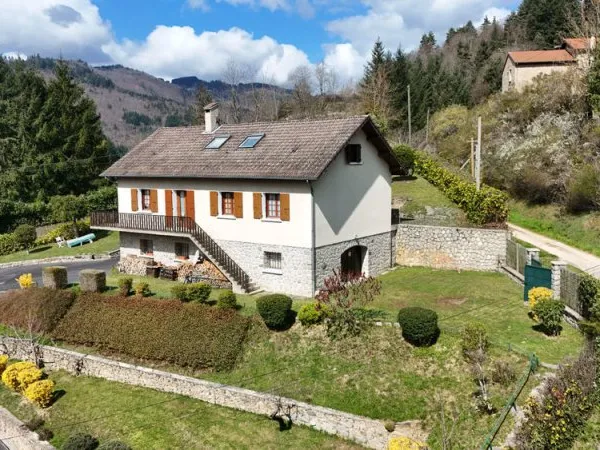 Vivre au calme : charmante maison avec grand terrain