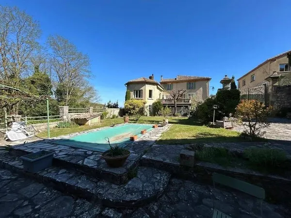 Maison 13 pièces 320 m²