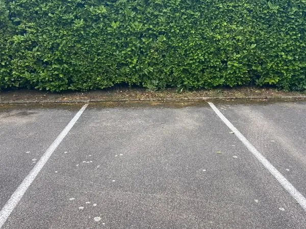 Suite décès, à vendre place de parking sécurisé dans résidence munie d'un bip d'entrée