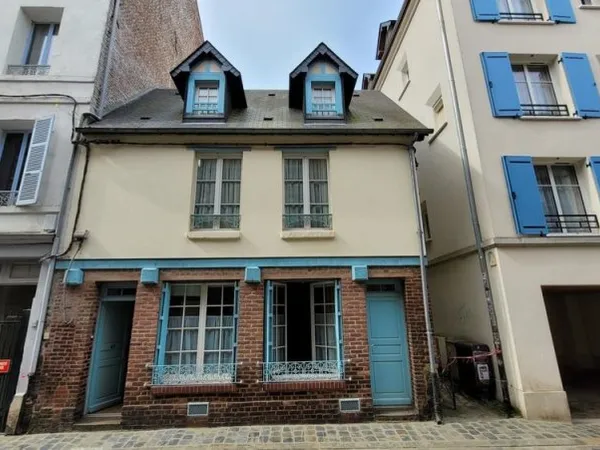 Honfleur, à 200m du vieux bassin. Jolie maison classée C avec cour.