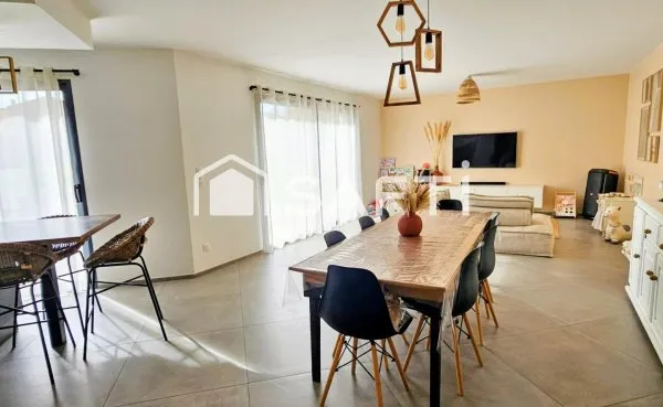 Maison contemporaine de plain-pied avec 3 chambres.