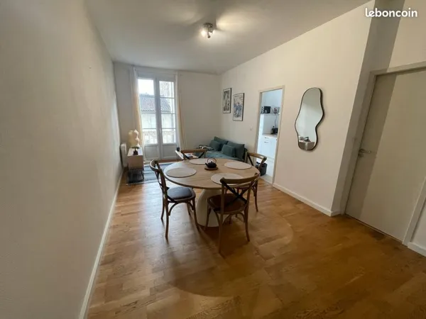 Appartement T2 à louer vide non meublé, rénové et isolé avec climatisation, ascenseur, balcon, possi