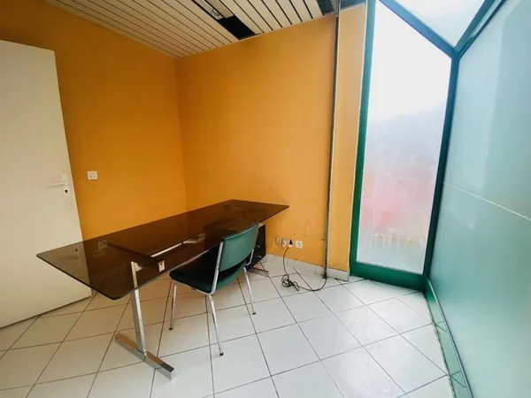 Local d'activité 143 m²
