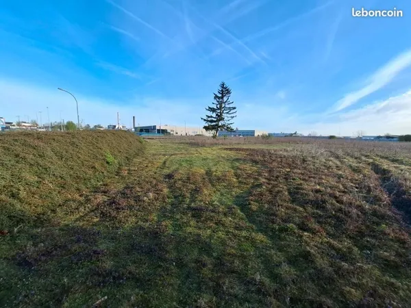 UNIQUE TERRAIN A VENDRE - Terrain professionnel idéalement situé en zone commerciale