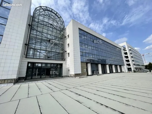 Local bureaux 8 590 m²
