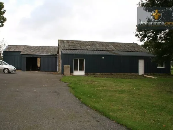 SAINT ABRAHAM HANGAR AVEC BUREAUX ET TERR. 1 900 M²