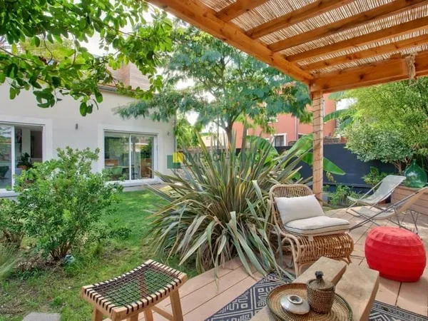 Maison familiale pleine de charme avec séjour de 37 m², jardin et pergola plein sud : un bien rare à