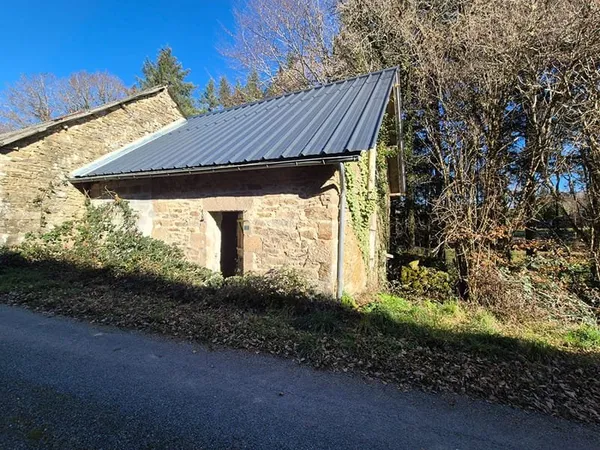CORREZE. MADRANGES. Maison en pierre à rénover avec terrain de 780 m².