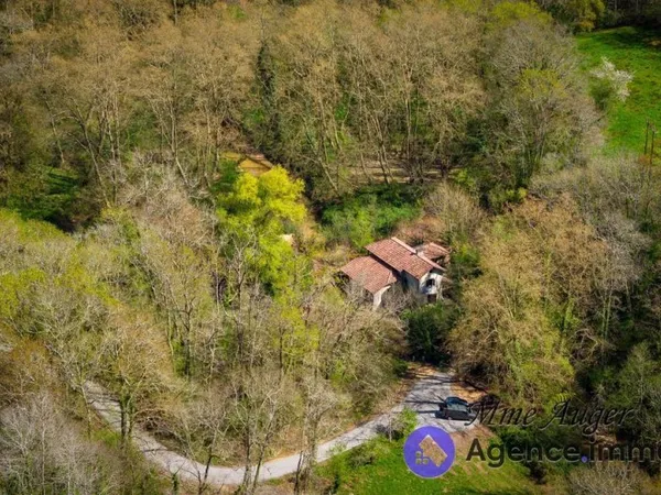 MOULIN 17ème 5 pièces sur 6 Ha de terrain