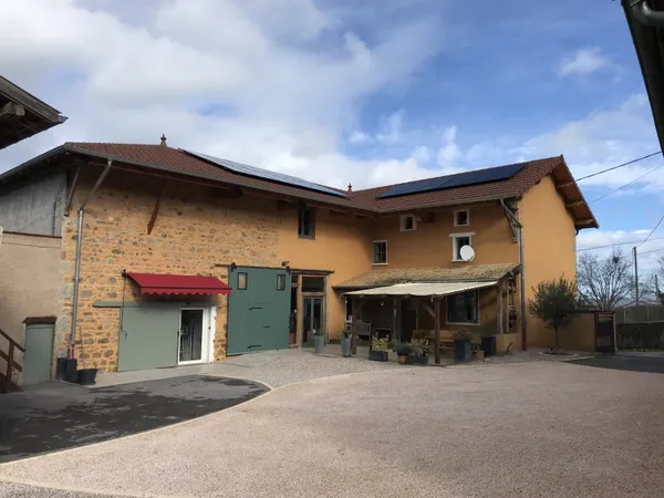 Vends Belle maison ancienne rénovée, 6/7 pièces, 200m² - Saint-Pierre-le-Vieux (71)