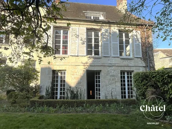 Maison de ville centre Senlis avec cour