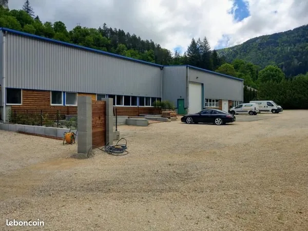 Local 1100 m² NANTUA
