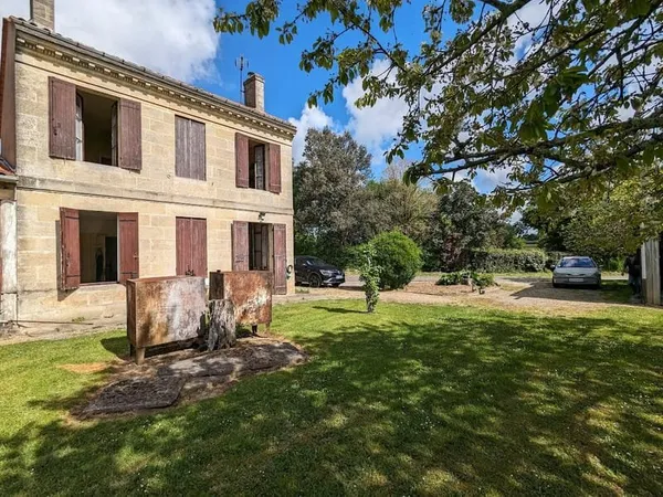 Opportunité Immobilière à COMPS : Deux Bâtiments, Grand Terrain, Potentiel Unique !