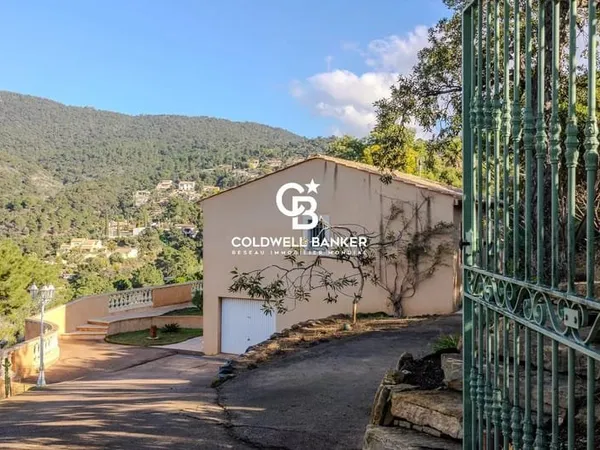 Élégance et nature : maison avec piscine et panorama sur les collines