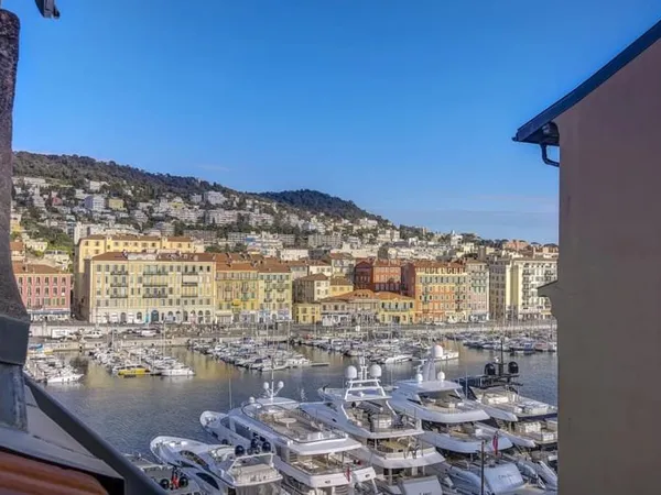 NICE / LE PORT : studio dernier étage avec ascenseur