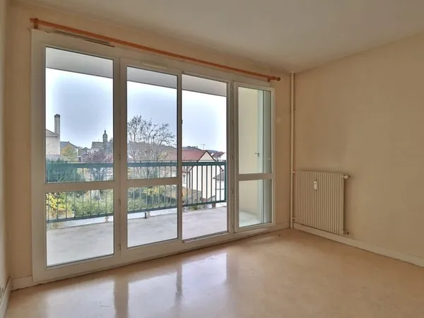 TROYES - APPARTEMENT T4 AVEC BALCON, CAVE ET PARKING