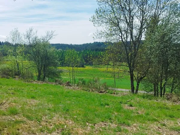 Terrain constructible 1916 m2 rare avec vue imprenable, tranquille et proche centre-bourg sur la com