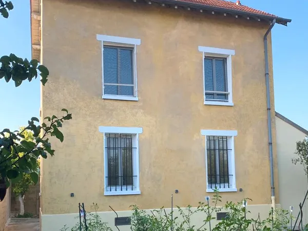 Maison 5 pièces - 82m2, à 10 minutes de SENS (89), offrant une vue panoramique sur la nature