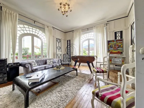 Maison 7 pièces 351 m²