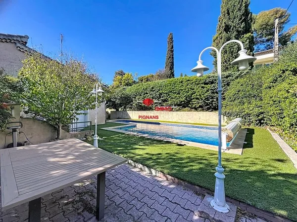 VILLA de 207 m² sur 1069 m² de jardin composée de 2 logements et d'un garage de 70 m².