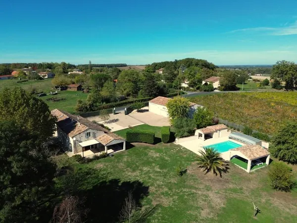 Exceptionnelle propriété en pierre avec maison d'amis, piscine et vue panoramique