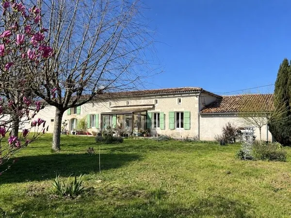 Longère charentaise de 131 m² avec dépendance et hangar - Fort potentiel - Vanzac (17)