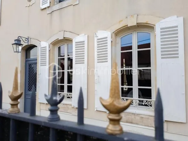 Maison bourgeoise (de ville) de caractère du début du 18e siècle au coeur de ville de NEVERS