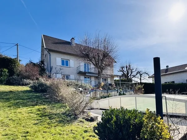 Superbe villa avec piscine et beaux volumes !
