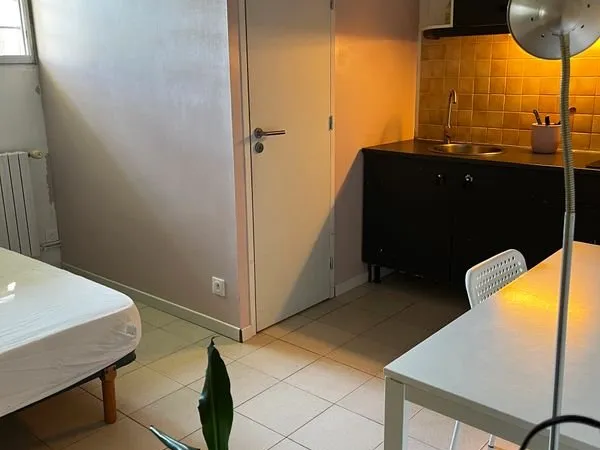 Studio indépendant rez-de-jardin - calme et transports à 2 min