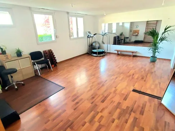 Salle de pratique collective, cours, ateliers devant la gare d'Obernai
