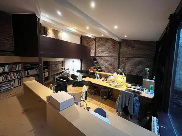 Loue bureaux dans local 57m² - cour calme, arborée et fermée