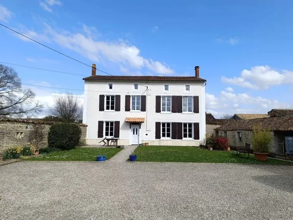Charmante Maison de Village à Loubillé