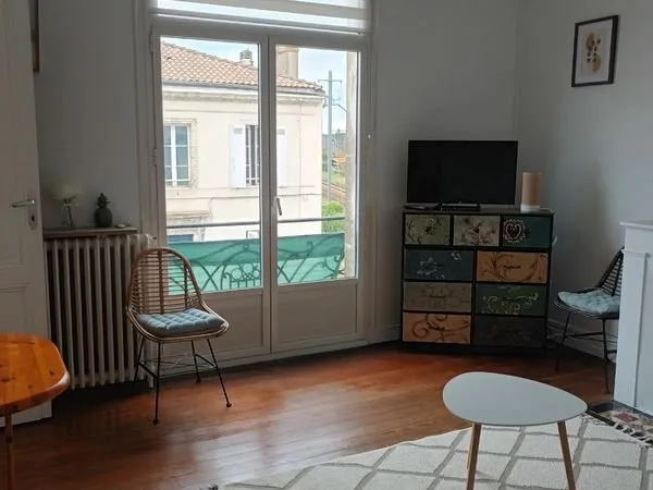 T2 maison ancienne avec cachet. Rénové à côté de la gare