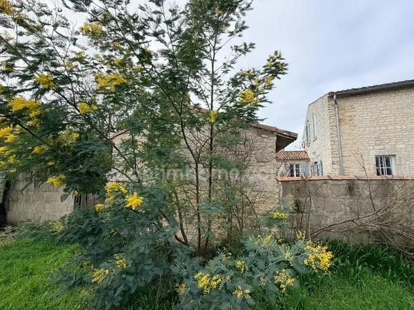 Maison en pierres de 4 chambres dont une en dépendance, proche du centre de SAINTE MARIE DE RE 17740