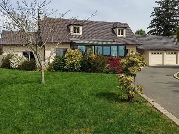 Le calme, la verdure, l'espace, le confort pour cette maison. A visiter absolument