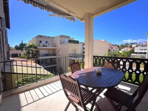 2 pièces lumineux et traversant avec terrasse 13m2