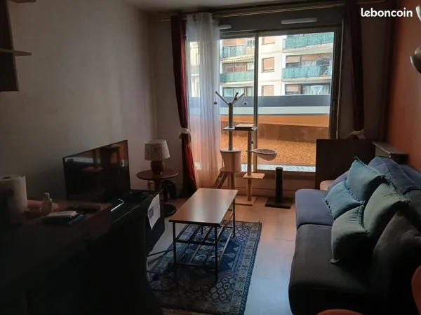 2 pièces meuble moderne, 48m2, Paris 18eme, proche Mairie