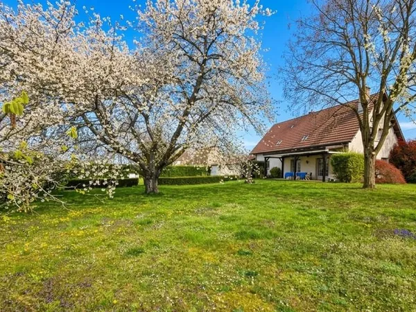 Propriété 6 chambres avec 3 garages sur 2105m2 de terrain à