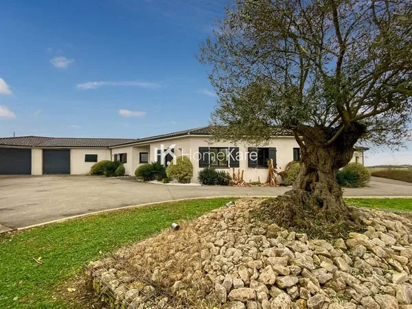 VILLA AVEC VUE, PISCINE, DEPENDANCE ET GRAND GARAGE