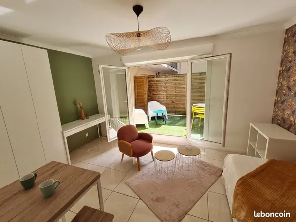 Studio 22m2 meublé (hyper-centre) ST-PIERRE, avec terrasse 10m2 sur cour intérieure