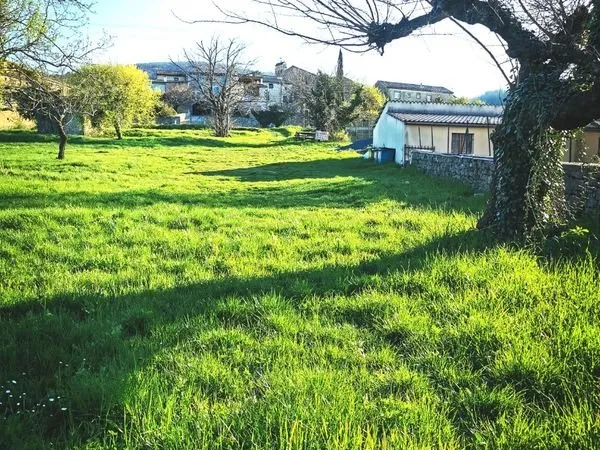 Beau terrain centre village